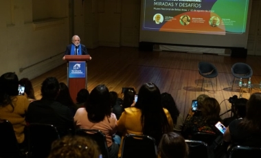Ministro Montes habla desde un podio a personas sentadas en salón