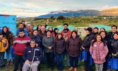 Grupo de personas posando para foto al aire libre 