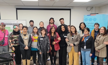 Grupo de personas de pie sonriendo a la cámara