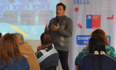Personas en una sala, reunidas en actividad participativa