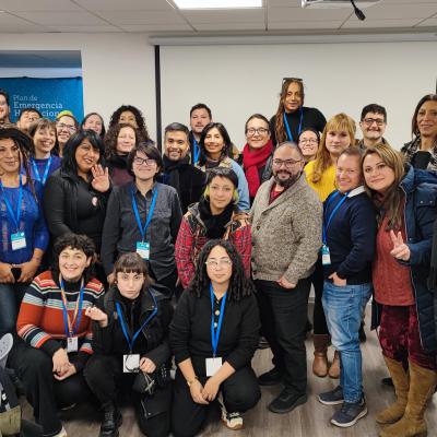 Grupo de personas reunidas en un lugar