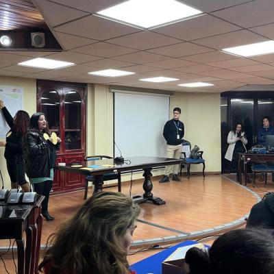 Grupo de personas reunidas en un lugar