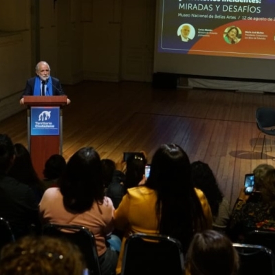 Ministro Montes habla desde un podio a personas sentadas en salón