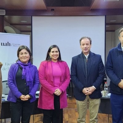 Grupo de personas de pie sonriendo a la cámara