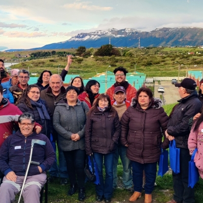 Grupo de personas posando para foto al aire libre
