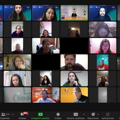 Muchas personas conectadas a una sesión en línea