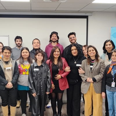 Grupo de personas de pie sonriendo a la cámara