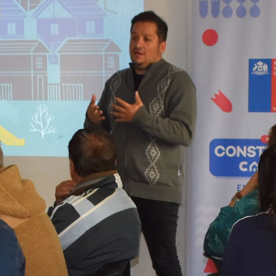 Personas en una sala, reunidas en actividad participativa