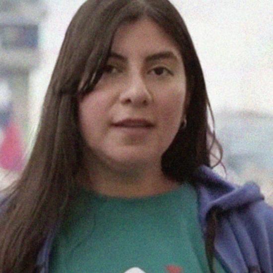Mujer de pelo largo con una polera verde