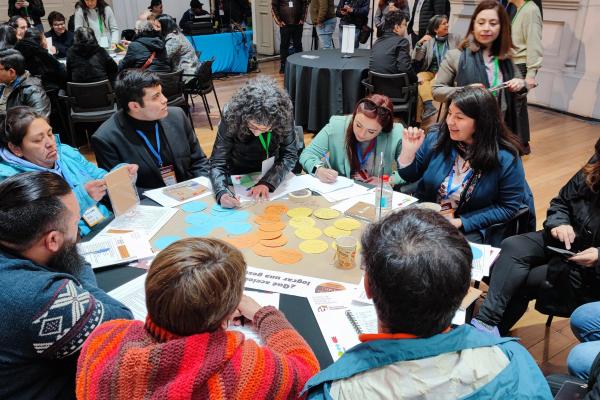 Mujeres reunidas estudiando