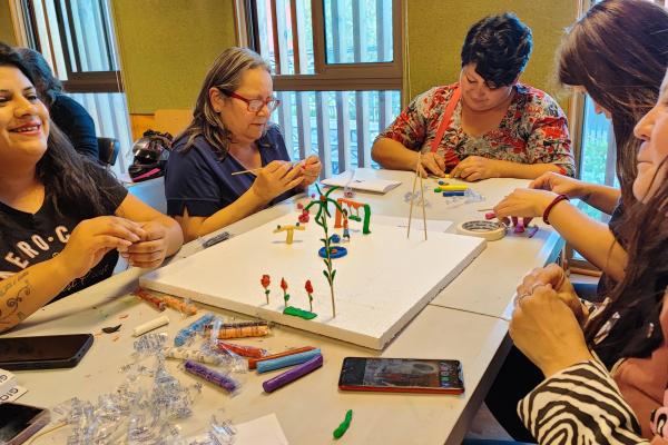 Grupo de mujeres construyendo cosas con plasticina