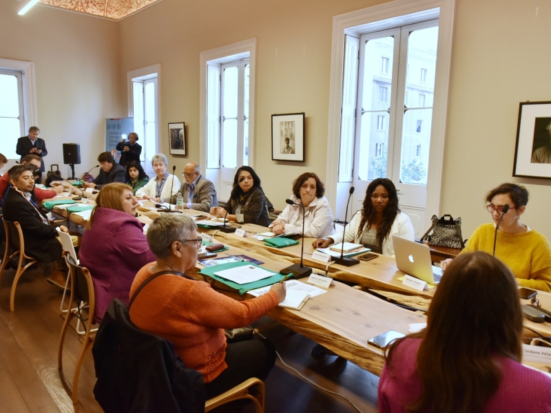 Personas reunidas en una mesa de un consejo